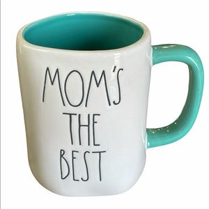 NEW Rae Dunn MOM’S THE BEST Mug